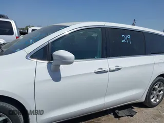 2019 Chrysler Pacifica Touring Plus z VIN 2C4RC1FG5KR541627, wystawiony jako IAAI lot #41846726 z przebiegiem 97 086 mil mil oraz . Historia ofert i sprzedaży dostępna na DreamBid. Obrazek 14.
