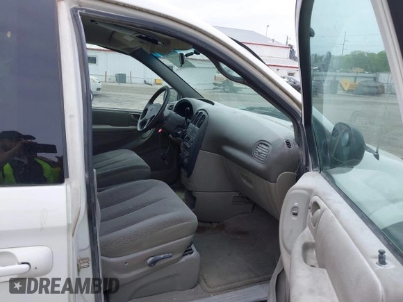 2004 Dodge Caravan SXT z VIN 2D4GP44L14R617041, wystawiony jako IAAI lot #42131204 z przebiegiem 176 105 mil mil oraz . Historia ofert i sprzedaży dostępna na DreamBid. Obrazek 5.