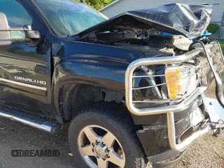 2013 GMC Sierra 2500HD Denali z VIN 1GT125E81DF112691, wystawiony jako IAAI lot #42220356 z przebiegiem 173 260 mil mil oraz . Historia ofert i sprzedaży dostępna na DreamBid. Obrazek 18.