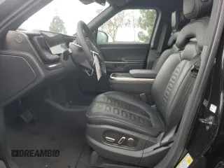 2025 Rivian R1S Adventure z VIN 7PDSGBBA2SN047518, wystawiony jako Copart lot #47992215 z przebiegiem 3836 mil mil oraz Szkody całkowita. Historia ofert i sprzedaży dostępna na DreamBid. Obrazek 7.