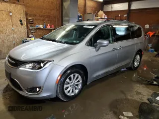 2018 Chrysler Pacifica Touring L z VIN 2C4RC1BG9JR217388, wystawiony jako Copart lot #59508625 z przebiegiem 126 814 mil mil oraz Szkoda całkowita • Salvage title. Historia ofert i sprzedaży dostępna na DreamBid. Obrazek 1.