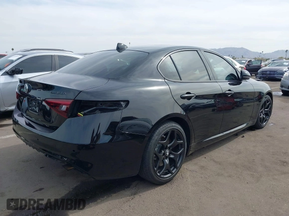 2021 Alfa Romeo Giulia z VIN ZARFAMAN1M7648894, wystawiony jako IAAI lot #41589364 z przebiegiem 22 381 mil mil oraz . Historia ofert i sprzedaży dostępna na DreamBid. Obrazek 4.