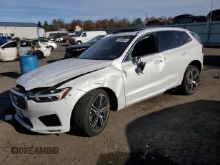 2019 Volvo XC60 R-Design z VIN LYVA22RM8KB230942, wystawiony jako Copart lot #81098054 z przebiegiem Nie podano mil oraz Szkoda całkowita • Salvage title. Historia ofert i sprzedaży dostępna na DreamBid. Obrazek 1.