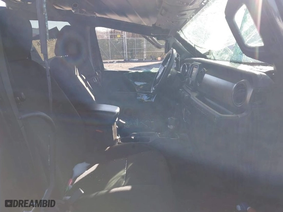 2019 Jeep Wrangler Unlimited Sport S with VIN 1C4HJXDG7KW572294, listed as a IAAI auction lot 41607986 with 61,734 mi miles. Bid and sale history available at carsss.com. Image 5.