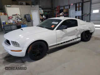 2007 Ford Mustang Deluxe z VIN 1ZVFT80N275291414, wystawiony jako Copart lot #56463045 z przebiegiem 256 004 mil mil oraz Szkoda całkowita • Salvage title. Historia ofert i sprzedaży dostępna na DreamBid. Obrazek 1.