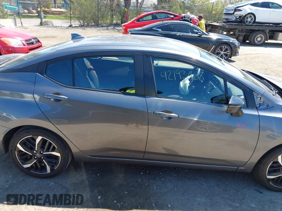 2024 Nissan Versa SR z VIN 3N1CN8FV9RL865083, wystawiony jako IAAI lot #42193458 z przebiegiem 5 774 mil mil oraz . Historia ofert i sprzedaży dostępna na DreamBid. Obrazek 13.