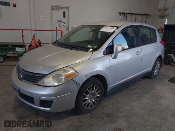 2008 Nissan Versa S z VIN 3N1BC13E68L395932, wystawiony jako IAAI lot #42333560 z przebiegiem 231 010 mil mil oraz . Historia ofert i sprzedaży dostępna na DreamBid. Obrazek 2.