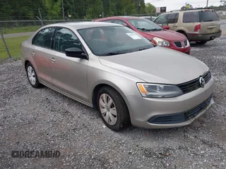 2014 Volkswagen Jetta S z VIN 3VW2K7AJ7EM233734, wystawiony jako IAAI lot #42448766 z przebiegiem 143 330 mil mil oraz . Historia ofert i sprzedaży dostępna na DreamBid. Obrazek 1.