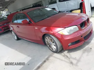 2013 BMW 1 Series 128i z VIN WBAUP7C58DVP25493, wystawiony jako IAAI lot #42447850 z przebiegiem 80 939 mil mil oraz . Historia ofert i sprzedaży dostępna na DreamBid. Obrazek 1.
