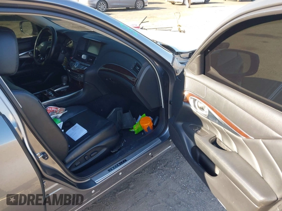 2015 Infiniti Q70 z VIN JN1BY1AR5FM561996, wystawiony jako IAAI lot #42099091 z przebiegiem 115 080 mil mil oraz . Historia ofert i sprzedaży dostępna na DreamBid. Obrazek 5.