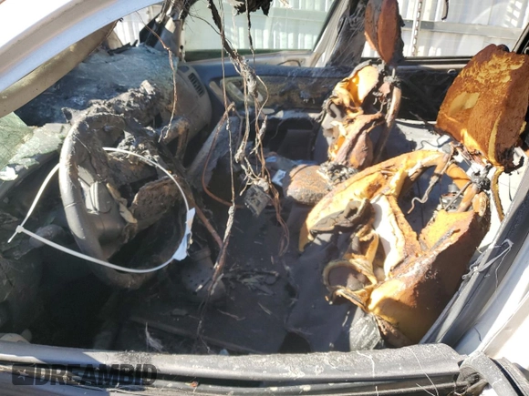 2005 Ford Escape Limited z VIN 1FMYU04115KA70415, wystawiony jako Copart lot #49111495 z przebiegiem Nie podano mil oraz Szkoda całkowita • Salvage title. Historia ofert i sprzedaży dostępna na DreamBid. Obrazek 7.