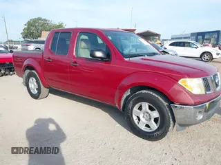 2007 Nissan Frontier SE z VIN 1N6AD07UX7C418640, wystawiony jako IAAI lot #42074654 z przebiegiem 302 031 mil mil oraz . Historia ofert i sprzedaży dostępna na DreamBid. Obrazek 1.