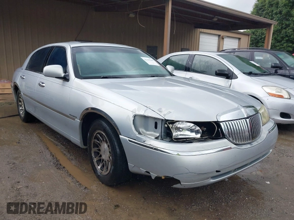 2002 Lincoln Town Car Signature z VIN 1LNHM82W72Y629486, wystawiony jako IAAI lot #42365208 z przebiegiem Nie podano mil oraz . Historia ofert i sprzedaży dostępna na DreamBid. Obrazek 1.