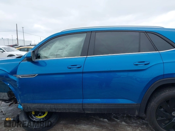 2024 Volkswagen Atlas SE with VIN 1V2KE2CA2RC225881, listed as a IAAI auction lot 41576436 with 9,408 mi miles and . Bid and sale history available at DreamBid. Image 14.