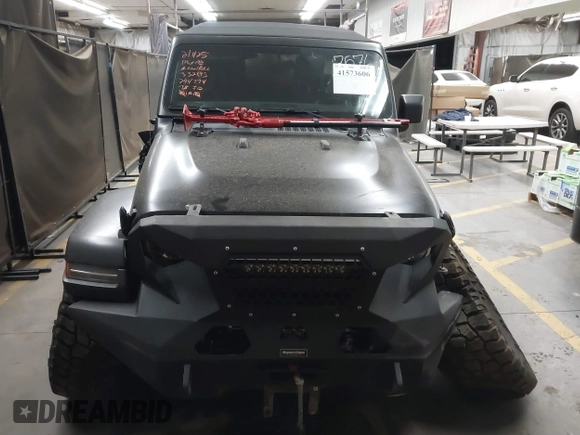 2018 Jeep Wrangler Unlimited Sahara z VIN 1C4HJXEN6JW294774, wystawiony jako IAAI lot #41573606 z przebiegiem 49 325 mil mil oraz . Historia ofert i sprzedaży dostępna na DreamBid. Obrazek 13.