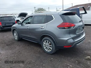 2018 Nissan Rogue SV z VIN KNMAT2MV4JP617844, wystawiony jako IAAI lot #42142365 z przebiegiem 54 001 mil mil oraz . Historia ofert i sprzedaży dostępna na DreamBid. Obrazek 3.