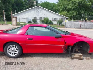 1993 Chevrolet Camaro z VIN 2G1FP22S4P2103696, wystawiony jako IAAI lot #42498084 z przebiegiem 64 393 mil mil oraz . Historia ofert i sprzedaży dostępna na DreamBid. Obrazek 14.