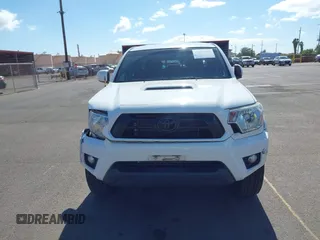 2014 Toyota Tacoma PreRunner z VIN 3TMJU4GN8EM160522, wystawiony jako IAAI lot #42207788 z przebiegiem 103 361 mil mil oraz . Historia ofert i sprzedaży dostępna na DreamBid. Obrazek 12.