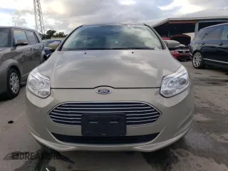 2015 Ford Focus Electric z VIN 1FADP3R43FL314971, wystawiony jako Copart lot #81186143 z przebiegiem 60 987 mil mil oraz . Historia ofert i sprzedaży dostępna na DreamBid. Obrazek 5.