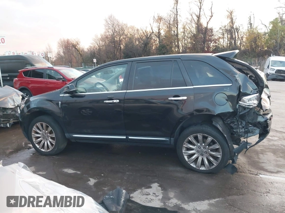 2014 Lincoln MKX z VIN 2LMDJ8JK0EBL19868, wystawiony jako IAAI lot #40960894 z przebiegiem 88 609 mil mil oraz . Historia ofert i sprzedaży dostępna na DreamBid. Obrazek 14.