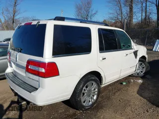 2013 Lincoln Navigator z VIN 5LMJJ2H57DEL08622, wystawiony jako IAAI lot #41759357 z przebiegiem 157 131 mil mil oraz . Historia ofert i sprzedaży dostępna na DreamBid. Obrazek 4.