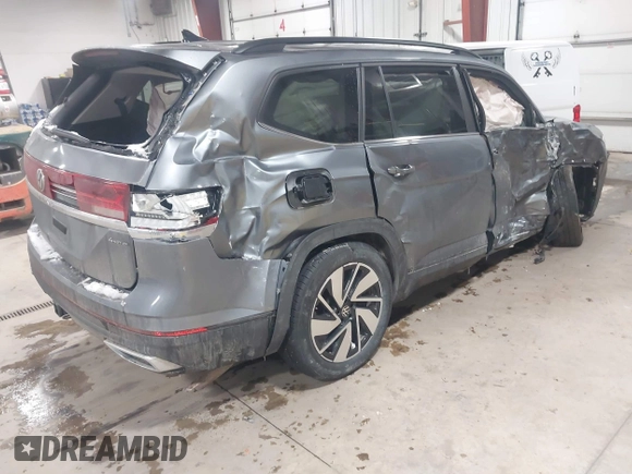 2024 Volkswagen Atlas SE with VIN 1V2KR2CA4RC559169, listed as a IAAI auction lot 41572821 with 25,998 mi miles and . Bid and sale history available at DreamBid. Image 4.