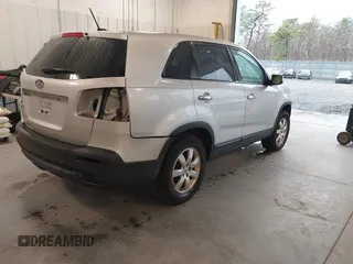 2012 Kia Sorento LX z VIN 5XYKT4A12CG220012, wystawiony jako IAAI lot #41961319 z przebiegiem 132 700 mil mil oraz . Historia ofert i sprzedaży dostępna na DreamBid. Obrazek 4.