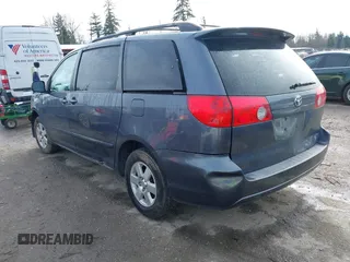 2006 Toyota Sienna CE z VIN 5TDZA23C06S547703, wystawiony jako IAAI lot #41973392 z przebiegiem 235 995 mil mil oraz . Historia ofert i sprzedaży dostępna na DreamBid. Obrazek 3.