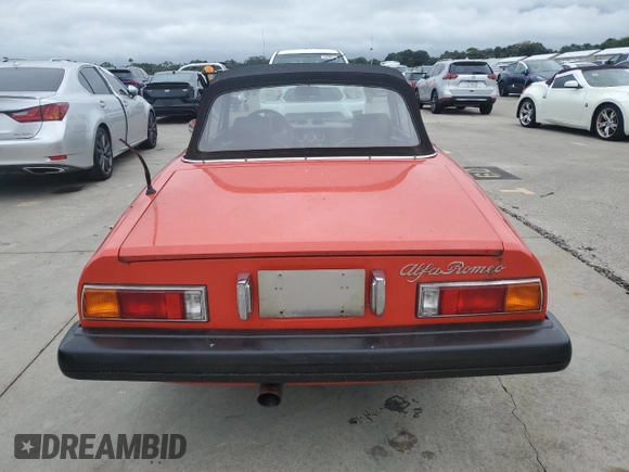 1975 Alfa Romeo Spider z VIN AR3047546, wystawiony jako Copart lot #74561034 z przebiegiem 59 884 mil mil oraz Szkoda całkowita • Salvage title. Historia ofert i sprzedaży dostępna na DreamBid. Obrazek 6.