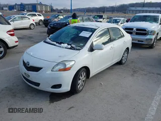 2009 Toyota Yaris z VIN JTDBT903991341371, wystawiony jako IAAI lot #41472292 z przebiegiem 205 596 mil mil oraz . Historia ofert i sprzedaży dostępna na DreamBid. Obrazek 2.