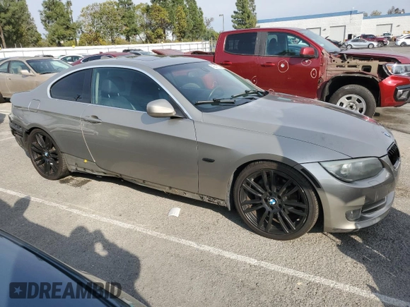2011 BMW 3 Series 328i z VIN WBAKE5C52BE573743, wystawiony jako Copart lot #42547735 z przebiegiem 167 022 mil mil oraz Szkoda całkowita • Salvage title. Historia ofert i sprzedaży dostępna na DreamBid. Obrazek 4.