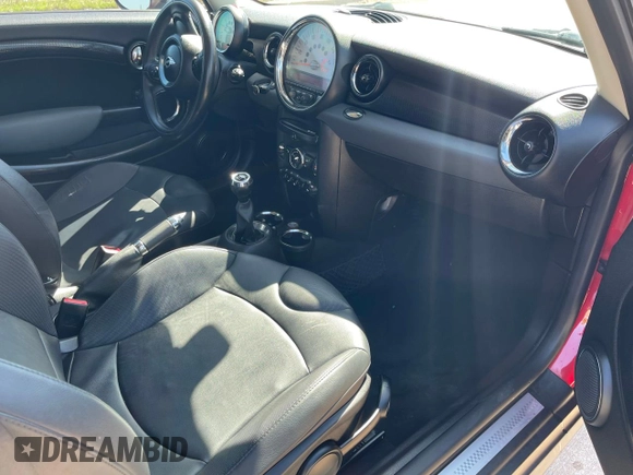 2011 MINI Hardtop S with VIN WMWSV3C57BTY20433, listed as a Copart auction lot 49290455 with 156,698 mi miles and Clean Title. Bid and sale history available at DreamBid. Image 5.