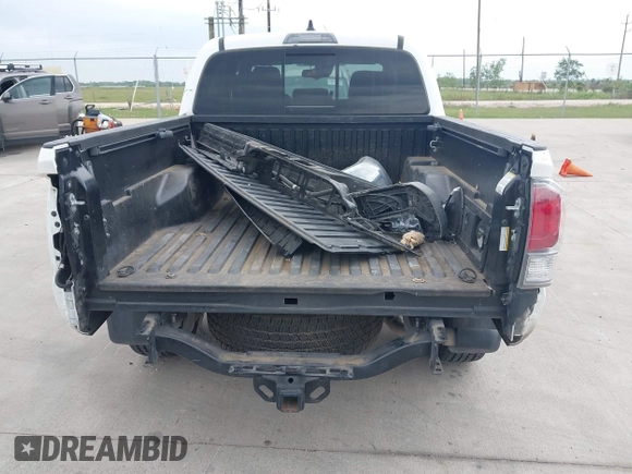 2022 Toyota Tacoma SR z VIN 3TMCZ5AN7NM493268, wystawiony jako IAAI lot #42041593 z przebiegiem 100 589 mil mil oraz . Historia ofert i sprzedaży dostępna na DreamBid. Obrazek 16.