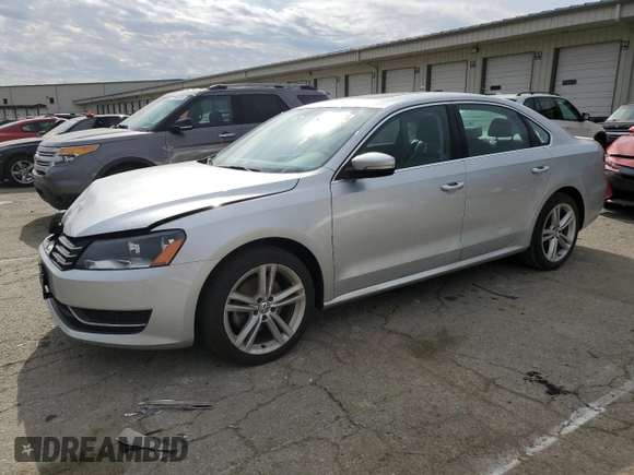 2014 Volkswagen Passat SE z VIN 1VWBT7A30EC076841, wystawiony jako Copart lot #52970685 z przebiegiem 142 628 mil mil oraz Szkoda całkowita • Salvage title. Historia ofert i sprzedaży dostępna na DreamBid. Obrazek 1.