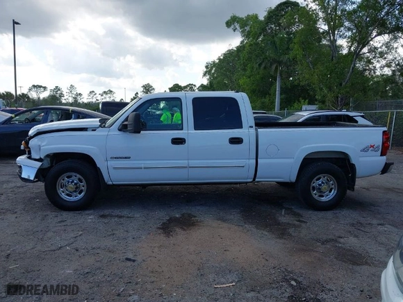 2006 Chevrolet Silverado 1500HD LT1 with VIN 1GCGK13U76F194674, listed as a IAAI auction lot 41941752 with 188,865 mi miles. Bid and sale history available at carsss.com. Image 14.