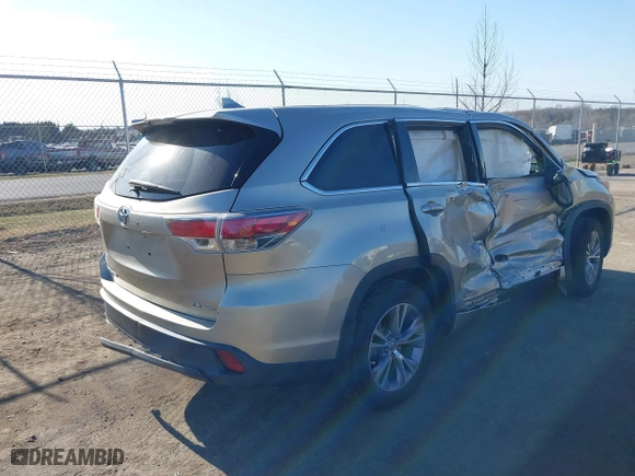 2015 Toyota Highlander LE with VIN 5TDBKRFH2FS104046, listed as a IAAI auction lot 41787583 with 152,435 mi miles. Bid and sale history available at carsss.com. Image 4.