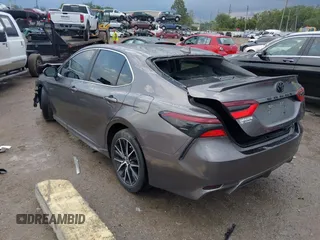 2023 Toyota Camry SE z VIN 4T1T11AK8PU802097, wystawiony jako IAAI lot #42389754 z przebiegiem 19 732 mil mil oraz . Historia ofert i sprzedaży dostępna na DreamBid. Obrazek 3.