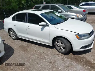 2013 Volkswagen Jetta TDI w/Premium/Nav z VIN 3VWLL7AJ9DM300544, wystawiony jako IAAI lot #42401610 z przebiegiem 157 585 mil mil oraz . Historia ofert i sprzedaży dostępna na DreamBid. Obrazek 1.