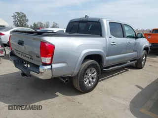 2017 Toyota Tacoma SR5 z VIN 3TMAZ5CN0HM038271, wystawiony jako IAAI lot #42042570 z przebiegiem 81 978 mil mil oraz . Historia ofert i sprzedaży dostępna na DreamBid. Obrazek 4.