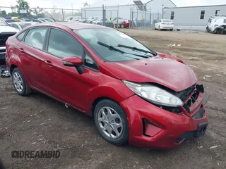 2013 Ford Fiesta SE z VIN 3FADP4BJ5DM171846, wystawiony jako IAAI lot #42370227 z przebiegiem 195 435 mil mil oraz . Historia ofert i sprzedaży dostępna na DreamBid. Obrazek 1.