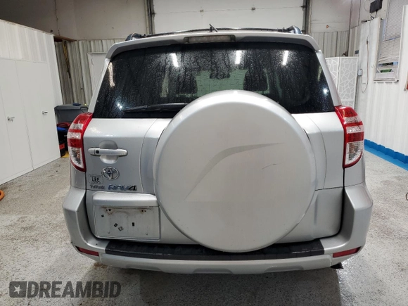 2010 Toyota RAV4 Limited z VIN JTMYK4DV2AD003504, wystawiony jako Copart lot #56321345 z przebiegiem 192 731 mil mil oraz Szkoda całkowita • Salvage title. Historia ofert i sprzedaży dostępna na DreamBid. Obrazek 6.