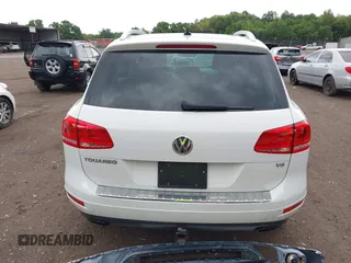 2013 Volkswagen Touareg Exec z VIN WVGEF9BP5DD005322, wystawiony jako IAAI lot #42146276 z przebiegiem 154 498 mil mil oraz . Historia ofert i sprzedaży dostępna na DreamBid. Obrazek 16.