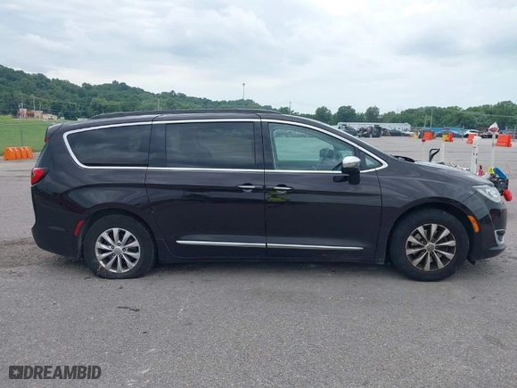 2017 Chrysler Pacifica Touring-L with VIN 2C4RC1BG6HR559293, listed as a IAAI auction lot 39997276 with NaN miles. Bid and sale history available at carsss.com. Image 13.