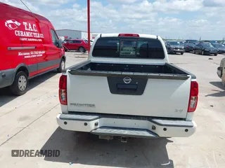 2021 Nissan Frontier SV z VIN 1N6ED0EA7MN705315, wystawiony jako IAAI lot #42080403 z przebiegiem 44 031 mil mil oraz . Historia ofert i sprzedaży dostępna na DreamBid. Obrazek 16.
