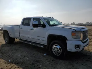 2015 GMC Sierra 3500HD Denali z VIN 1GT424E81FF659731, wystawiony jako Copart lot #83586924 z przebiegiem 182 534 mil mil oraz Szkoda całkowita • Salvage title. Historia ofert i sprzedaży dostępna na DreamBid. Obrazek 4.