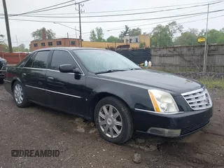 2008 Cadillac DTS 1SC z VIN 1G6KD57Y98U112597, wystawiony jako IAAI lot #42316077 z przebiegiem 181 662 mil mil oraz . Historia ofert i sprzedaży dostępna na DreamBid. Obrazek 1.