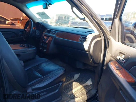 2008 GMC Yukon SLT w/4SB with VIN 1GKFC13JX8R208328, listed as a IAAI auction lot 41436830 with 271,681 mi miles. Bid and sale history available at carsss.com. Image 5.
