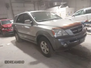 2003 Kia Sorento LX z VIN KNDJC733935109767, wystawiony jako IAAI lot #41969641 z przebiegiem 135 982 mil mil oraz . Historia ofert i sprzedaży dostępna na DreamBid. Obrazek 1.