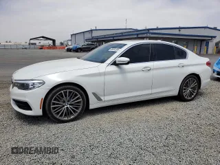 2020 BMW 5 Series 530i z VIN WBAJR3C01LCE06914, wystawiony jako Copart lot #60834195 z przebiegiem 151 598 mil mil oraz Czysty tytuł • Clean title. Historia ofert i sprzedaży dostępna na DreamBid. Obrazek 1.
