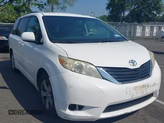 2011 Toyota Sienna LE AAS z VIN 5TDKK3DC7BS035000, wystawiony jako IAAI lot #42571776 z przebiegiem 75 928 mil mil oraz . Historia ofert i sprzedaży dostępna na DreamBid. Obrazek 1.